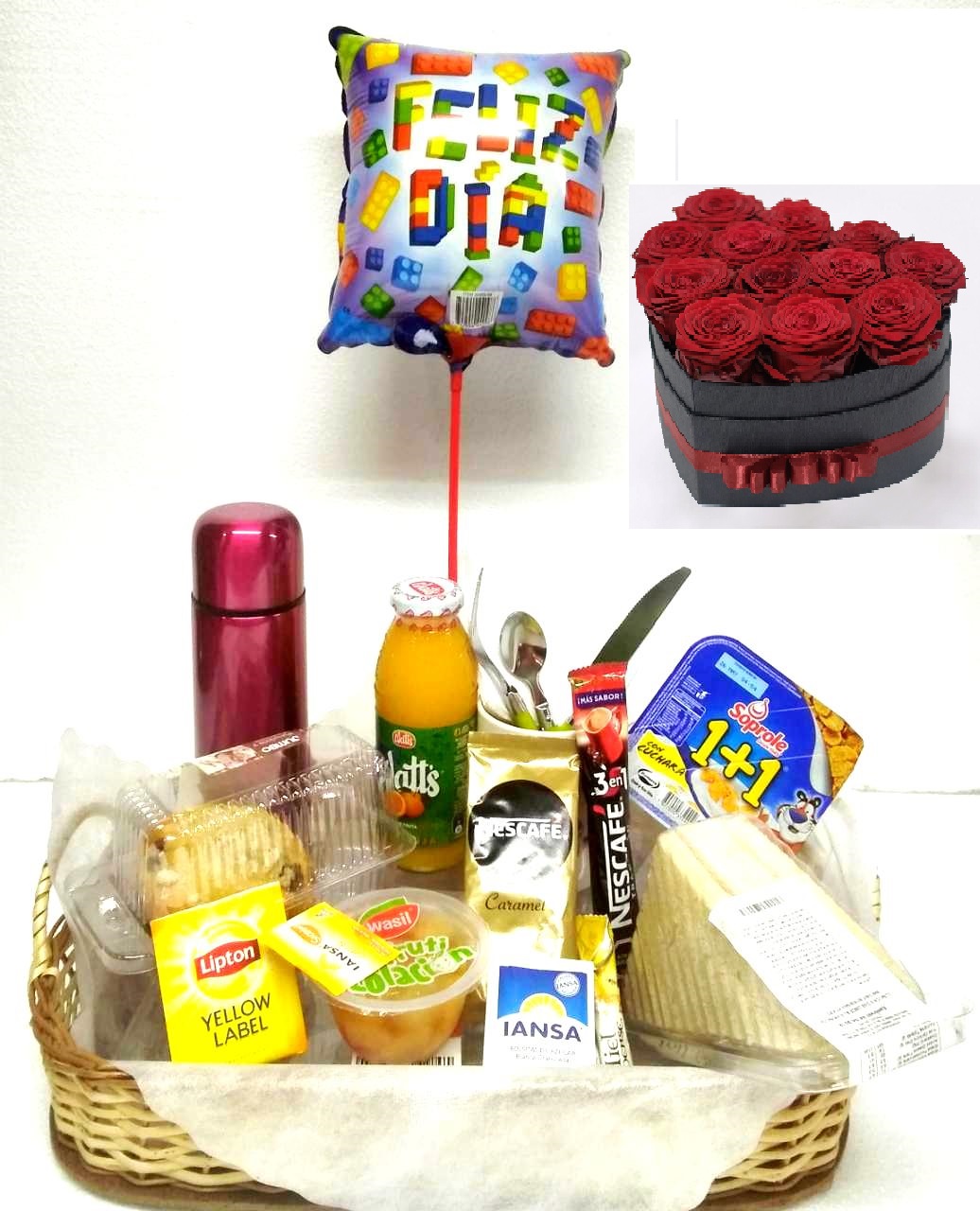 Desayuno Cl�sico m�s Caja Coraz�n de 12 Rosas